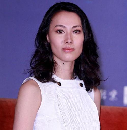 梁洛施图片生活照